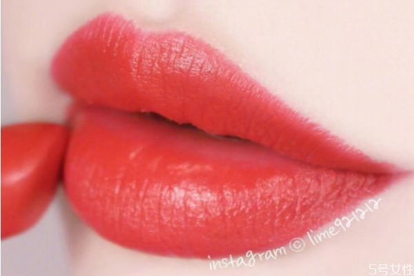 潤唇膏和口紅哪個先涂 涂口紅前涂什么潤唇膏 潤唇膏和口紅哪個先涂 涂口紅前涂什么潤唇膏