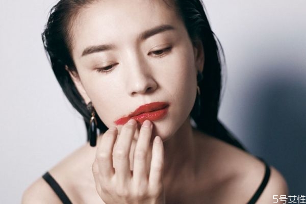 用粉底液打底再涂啞光口紅會(huì)滋潤(rùn)嗎 用啞光口紅怎么打底