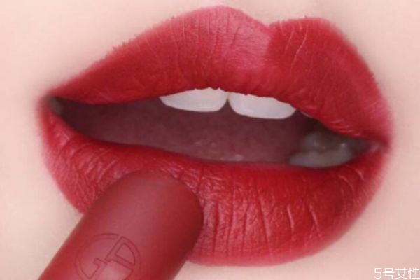 涂完唇膏多久涂口紅 潤唇膏和口紅的區(qū)別 涂完唇膏多久涂口紅 潤唇膏和口紅的區(qū)別