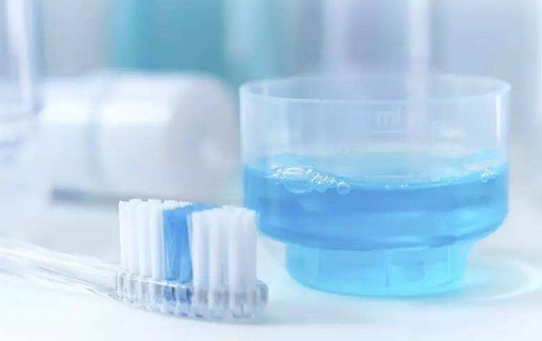 漱口水吐出黑色的東西是什么 漱口水可以長(zhǎng)期使用嗎 漱口水吐出黑色的東西是什么 漱口水可以長(zhǎng)期使用嗎