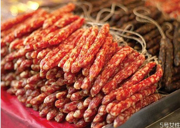 臘腸是生的還是熟的 臘腸變酸什么原因 臘腸是生的還是熟的 臘腸變酸什么原因