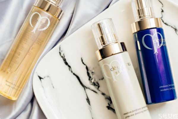 護膚品含酒精對皮膚有什么傷害 含酒精的護膚品好嗎 護膚品含酒精對皮膚有什么傷害 含酒精的護膚品好嗎