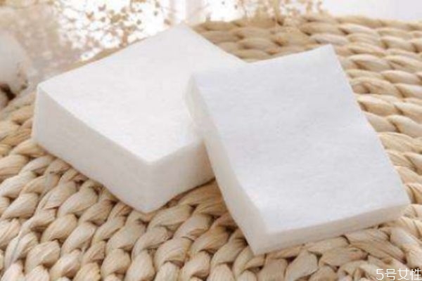 化妝棉可以用來洗臉嗎 化妝棉去黑頭怎么使用 化妝棉可以用來洗臉嗎 化妝棉去黑頭怎么使用