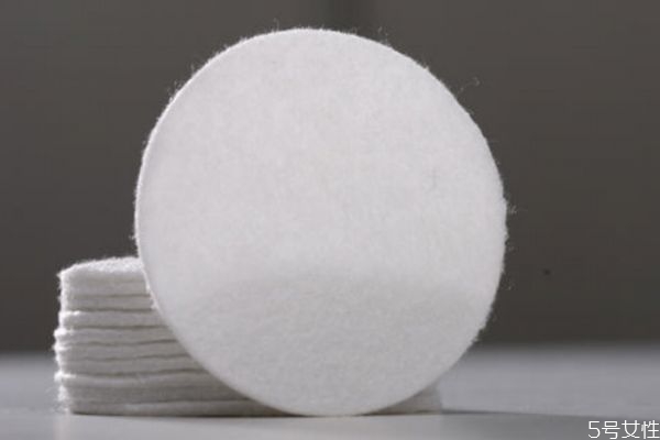 化妝棉可以用來洗臉嗎 化妝棉去黑頭怎么使用 化妝棉可以用來洗臉嗎 化妝棉去黑頭怎么使用