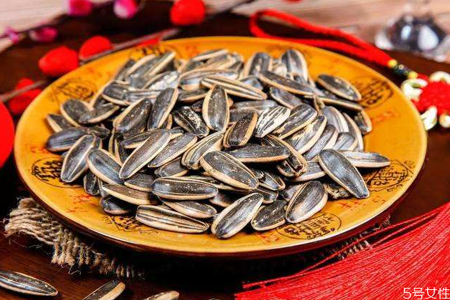 經(jīng)常嗑瓜子會(huì)胖嗎 經(jīng)常嗑瓜子臉會(huì)變大嗎 經(jīng)常嗑瓜子會(huì)胖嗎 經(jīng)常嗑瓜子臉會(huì)變大嗎