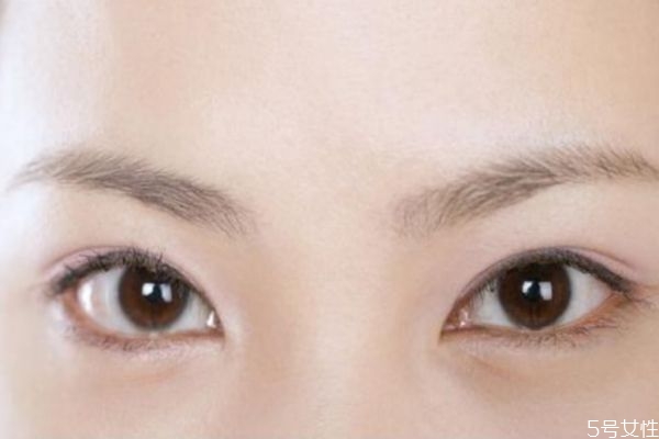 早上起床眼睛腫了如何快速消腫 造成眼睛浮腫的原因 早上起床眼睛腫了如何快速消腫 造成眼睛浮腫的原因