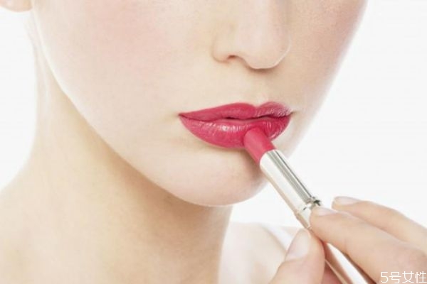 如何畫出嘟嘟唇 怎么畫出漂亮的嘴唇 如何畫出嘟嘟唇 怎么畫出漂亮的嘴唇