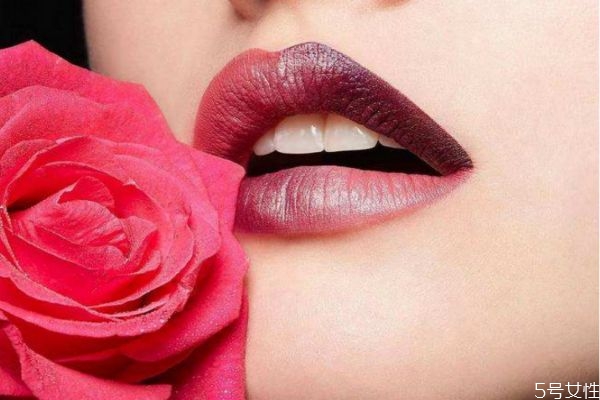 嘴巴起皮怎么辦 如何去除唇部的死皮 嘴巴起皮怎么辦 如何去除唇部的死皮