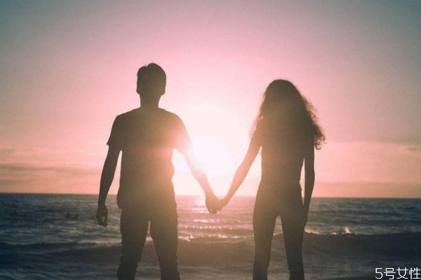 女生會(huì)和不喜歡的人約會(huì)嗎 小動(dòng)作證明女生喜歡你 女生會(huì)和不喜歡的人約會(huì)嗎 小動(dòng)作證明女生喜歡你