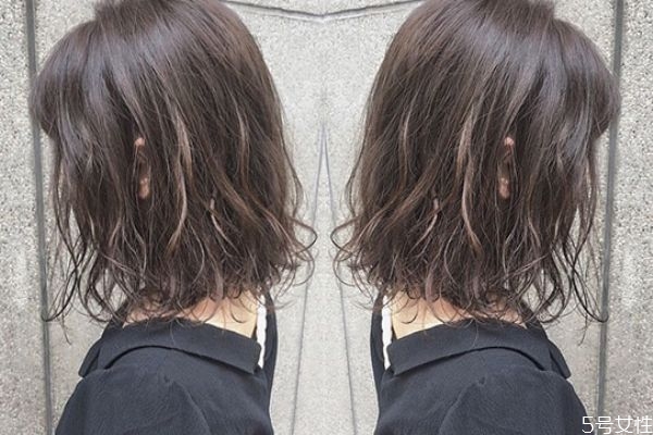 漂過(guò)的頭發(fā)染黑多久掉色 漂過(guò)的頭發(fā)一般多久褪色 漂過(guò)的頭發(fā)染黑多久掉色 漂過(guò)的頭發(fā)一般多久褪色