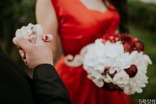 討女孩子歡心套路的話 跟女孩兒聊天的小技巧 討女孩子歡心套路的話 跟女孩兒聊天的小技巧