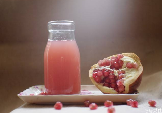 石榴汁敷臉要不要洗掉 用石榴汁敷臉需要注意什么 石榴汁敷臉要不要洗掉 用石榴汁敷臉需要注意什么