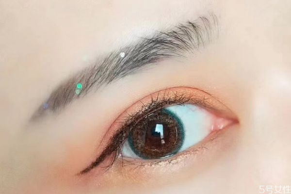 眼影為什么容易掉 眼影為什么涂上會結(jié)塊 眼影為什么容易掉 眼影為什么涂上會結(jié)塊