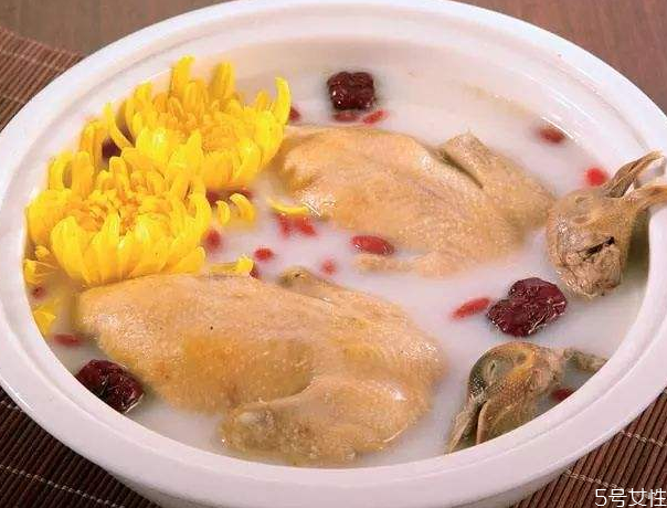 鴿子湯燉半個(gè)小時(shí)可以吃嗎 鴿子湯一天喝多少合適 鴿子湯燉半個(gè)小時(shí)可以吃嗎 鴿子湯一天喝多少合適