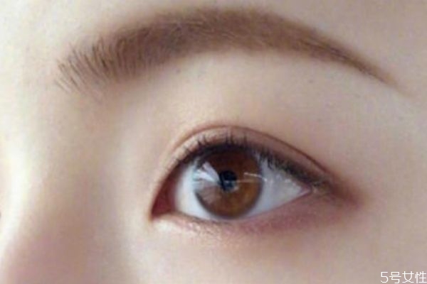 裸妝眼影用什么顏色 先睫毛膏還是眼影 裸妝眼影用什么顏色 先睫毛膏還是眼影