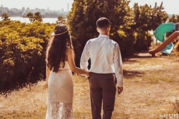 回避型人格喜歡什么人 回避型愛一個人表現(xiàn)