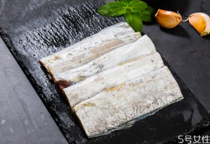 帶魚段怎么處理內(nèi)臟 帶魚一炸就碎是怎么回事 帶魚段怎么處理內(nèi)臟 帶魚一炸就碎是怎么回事