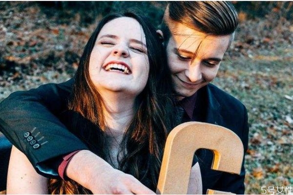 兩個(gè)人如何保持新鮮感 情侶保持新鮮感的妙招