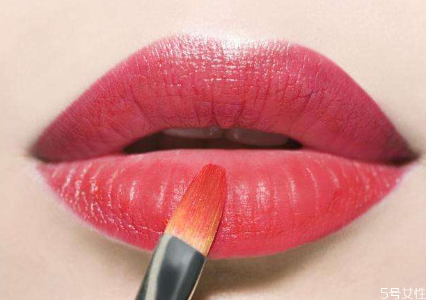 厚嘴唇怎么涂口紅好看又簡(jiǎn)單 厚嘴唇涂口紅小妙招 厚嘴唇怎么涂口紅好看又簡(jiǎn)單 厚嘴唇涂口紅小妙招
