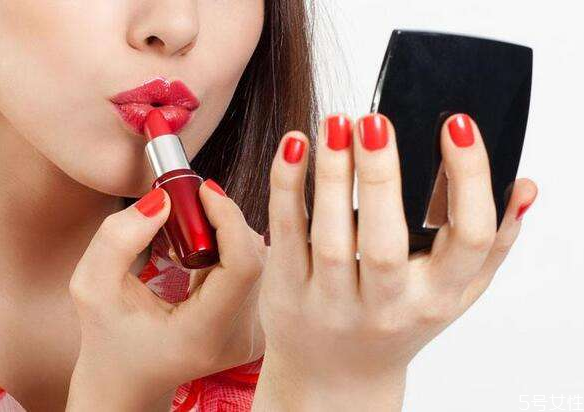 厚嘴唇怎么涂口紅好看又簡(jiǎn)單 厚嘴唇涂口紅小妙招 厚嘴唇怎么涂口紅好看又簡(jiǎn)單 厚嘴唇涂口紅小妙招