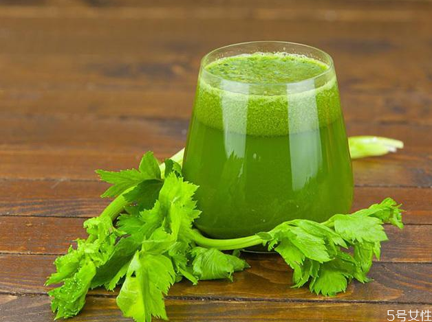 西芹汁可以生喝嗎 西芹和什么榨汁喝減肥 西芹汁可以生喝嗎 西芹和什么榨汁喝減肥