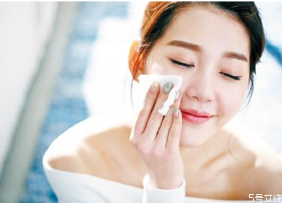 化妝棉濕敷的操作方法 濕敷和直接涂臉的區(qū)別 化妝棉濕敷的操作方法 濕敷和直接涂臉的區(qū)別