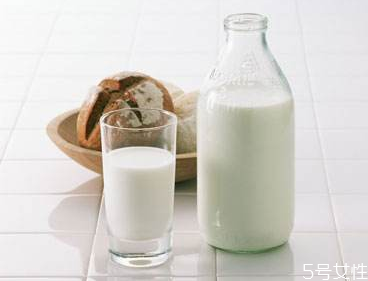 為什么脫脂牛奶容易胖 減肥喝脫脂牛奶還是全脂牛奶 為什么脫脂牛奶容易胖 減肥喝脫脂牛奶還是全脂牛奶