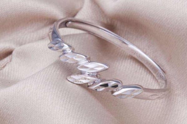 鉑金戒指和黃金戒指的區(qū)別 鉑金戒指與白銀戒指的區(qū)別