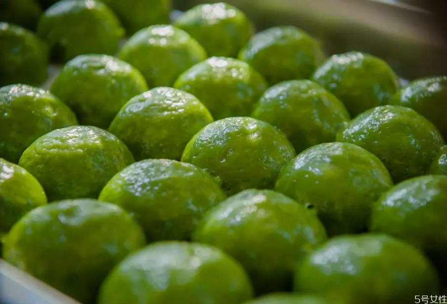 青團(tuán)為什么要用石灰 青團(tuán)冷水蒸還是熱水蒸 青團(tuán)為什么要用石灰 青團(tuán)冷水蒸還是熱水蒸