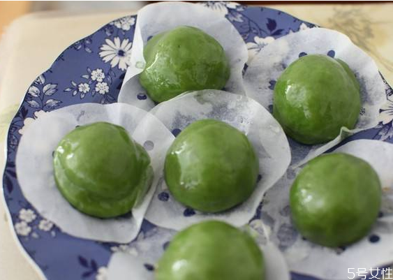 青團(tuán)為什么要用石灰 青團(tuán)冷水蒸還是熱水蒸 青團(tuán)為什么要用石灰 青團(tuán)冷水蒸還是熱水蒸