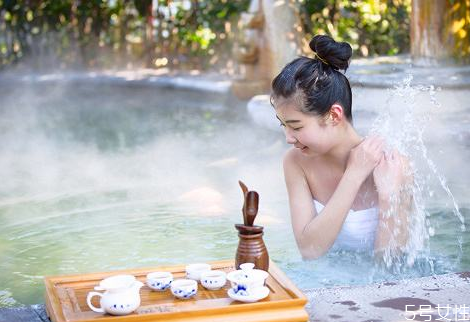 溫泉水可以洗頭發(fā)嗎 泡溫泉正確步驟 溫泉水可以洗頭發(fā)嗎 泡溫泉正確步驟