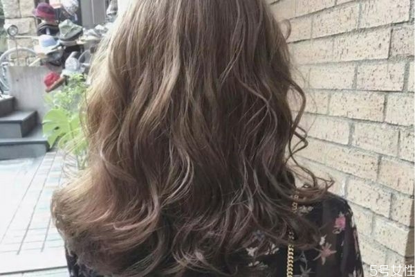 如何讓燙卷頭發(fā)變回原樣 燙完的頭發(fā)可以軟化回去嗎 如何讓燙卷頭發(fā)變回原樣 燙完的頭發(fā)可以軟化回去嗎