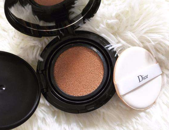 一般在外面用什么補(bǔ)妝 出門補(bǔ)妝用散粉還是氣墊 一般在外面用什么補(bǔ)妝 出門補(bǔ)妝用散粉還是氣墊