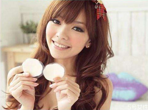 為什么胸貼撕下來很臭 胸貼撕下來為什么有水 為什么胸貼撕下來很臭 胸貼撕下來為什么有水