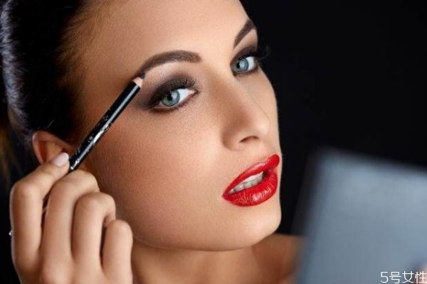 染發(fā)后眉筆顏色要不要換 眉筆哪個(gè)顏色最自然 染發(fā)后眉筆顏色要不要換 眉筆哪個(gè)顏色最自然