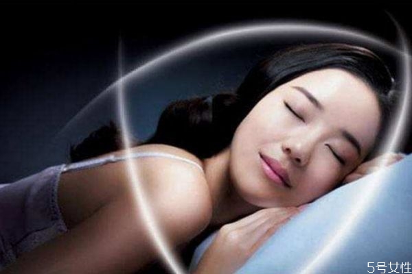 晚上護膚有什么要注意的 晚上護膚用什么護膚品 晚上護膚有什么要注意的 晚上護膚用什么護膚品