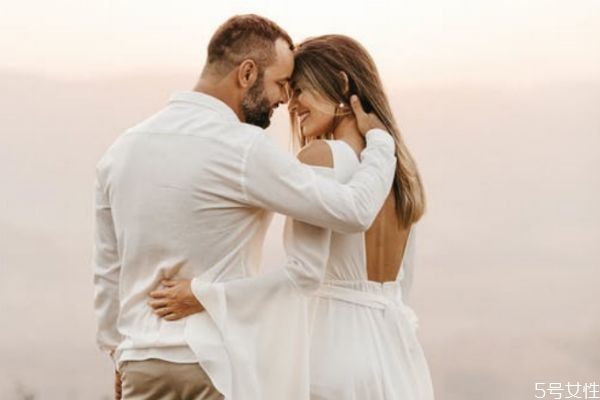 男朋友出軌應(yīng)該怎么做 處理男友出軌聰明做法 男朋友出軌應(yīng)該怎么做 處理男友出軌聰明做法