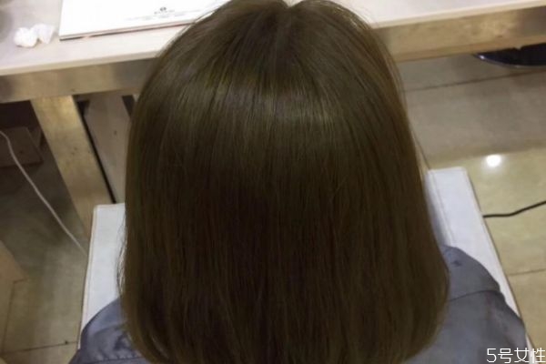 做悶青為什么發(fā)根會(huì)黃 染了悶青色不喜歡怎么辦 做悶青為什么發(fā)根會(huì)黃 染了悶青色不喜歡怎么辦