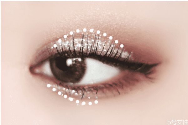 煙熏妝適合哪些人 怎么畫小煙熏眼妝 煙熏妝適合哪些人 怎么畫小煙熏眼妝