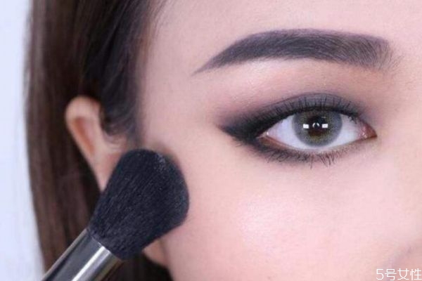 單眼皮煙熏妝要用什么眼影 畫單眼皮煙熏妝的注意事項(xiàng) 單眼皮煙熏妝要用什么眼影 畫單眼皮煙熏妝的注意事項(xiàng)