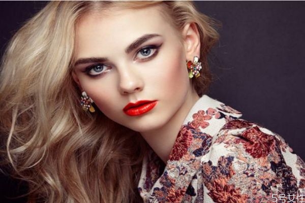 煙熏妝有哪幾個特點 煙熏妝適合什么場合 煙熏妝有哪幾個特點 煙熏妝適合什么場合