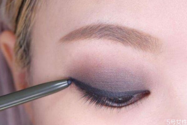 單眼皮煙熏妝要用什么眼影 畫單眼皮煙熏妝的注意事項(xiàng) 單眼皮煙熏妝要用什么眼影 畫單眼皮煙熏妝的注意事項(xiàng)