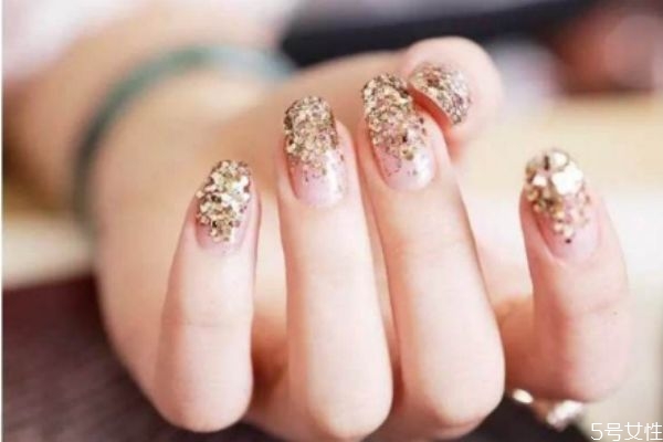 指甲油需要用燈烤嗎 指甲油不用烤燈小妙招 指甲油需要用燈烤嗎 指甲油不用烤燈小妙招