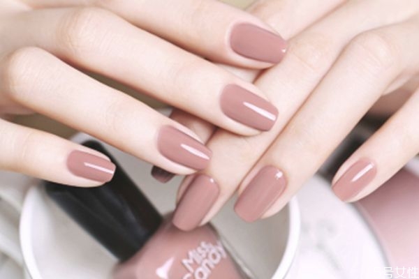 做美甲一年不許超過幾次 經(jīng)常做美甲手會(huì)黑嗎 做美甲一年不許超過幾次 經(jīng)常做美甲手會(huì)黑嗎