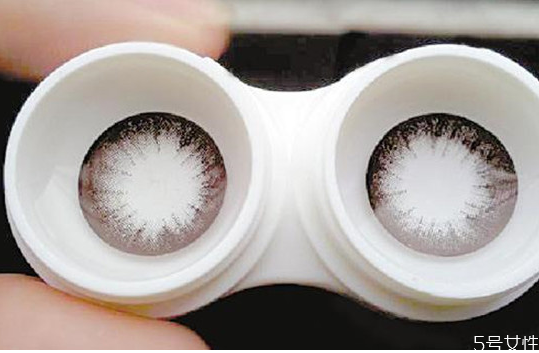 美瞳貼太緊怎么取下來(lái) 美瞳怎么用吸棒吸下來(lái)