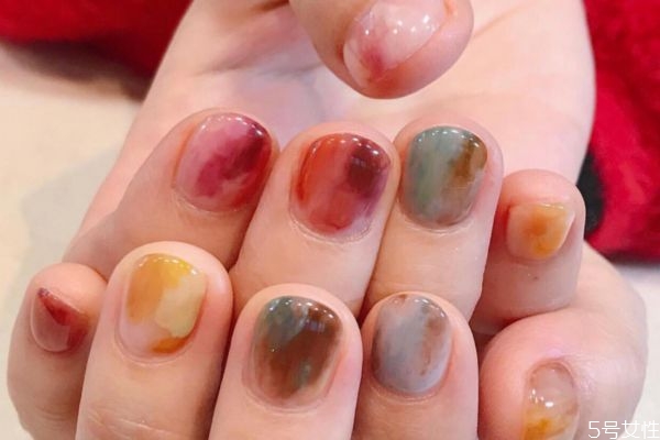 美甲不亮了怎樣補(bǔ)救 美甲最后一層涂的是什么 美甲不亮了怎樣補(bǔ)救 美甲最后一層涂的是什么