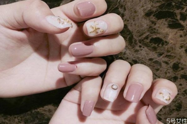 卸甲水對(duì)皮膚有傷害嗎 卸甲水會(huì)傷害指甲嗎 卸甲水對(duì)皮膚有傷害嗎 卸甲水會(huì)傷害指甲嗎