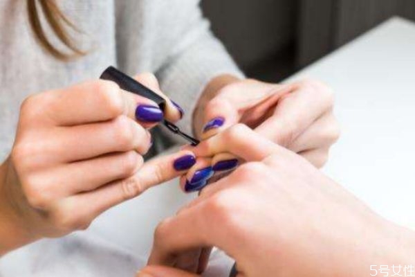做美甲一年不許超過幾次 經(jīng)常做美甲手會(huì)黑嗎 做美甲一年不許超過幾次 經(jīng)常做美甲手會(huì)黑嗎