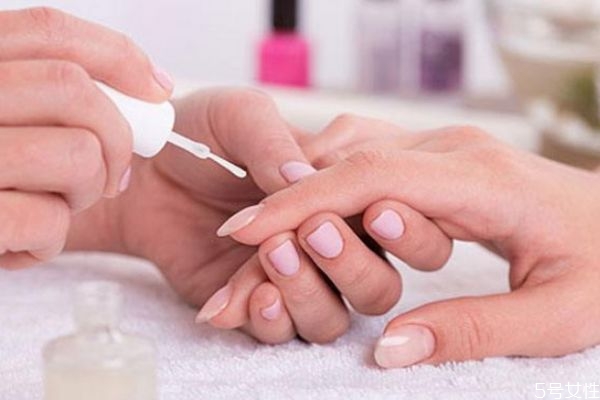 做美甲一年不許超過幾次 經(jīng)常做美甲手會(huì)黑嗎 做美甲一年不許超過幾次 經(jīng)常做美甲手會(huì)黑嗎