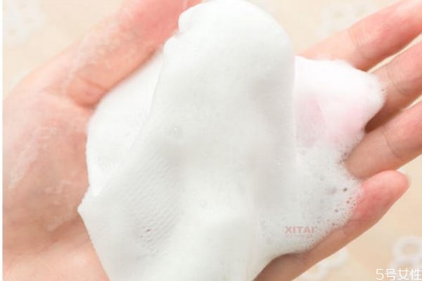 洗面奶洗臉首先洗哪個(gè)部位 洗面奶在臉上洗多久才正確 洗面奶洗臉首先洗哪個(gè)部位 洗面奶在臉上洗多久才正確